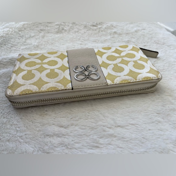 Coach zip around Wallet EUC - Picture 4 of 9